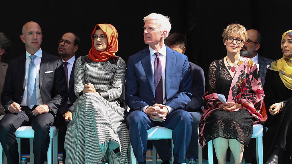 An der Gedenkfeier für den ermordeten Journalisten Jamal Khashoggi am Tatort in Istanbul nahmen unter anderem seine türkische Verlobte Hatice Cengiz (mit orangem Kopftuch) und «Washington Post»-Besitzer Jeff Bezos (ganz links) teil.
