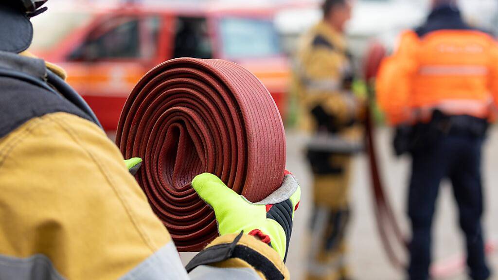 Ein unbekanntes Fahrzeug hat am Freitagabend in Oberuzil SG einen Hydranten beschädigt und einen Millionen-Schaden verursacht. (Symbolbild)
