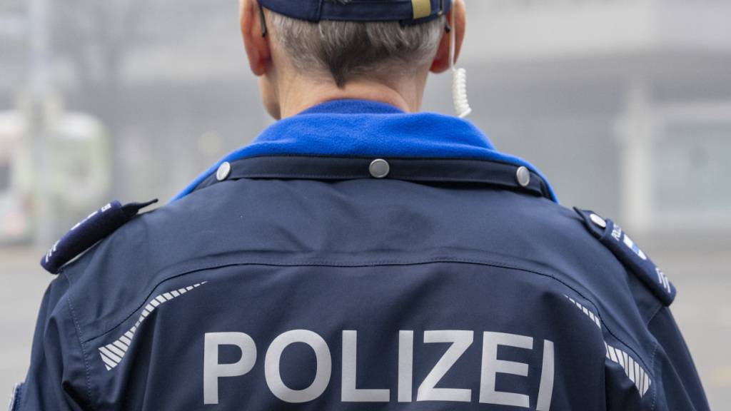 Nach einem Entreissdiebstahl vom Sonntag hat die Zuger Polizei die Ermittlungen aufgenommen. (Symbolbild)