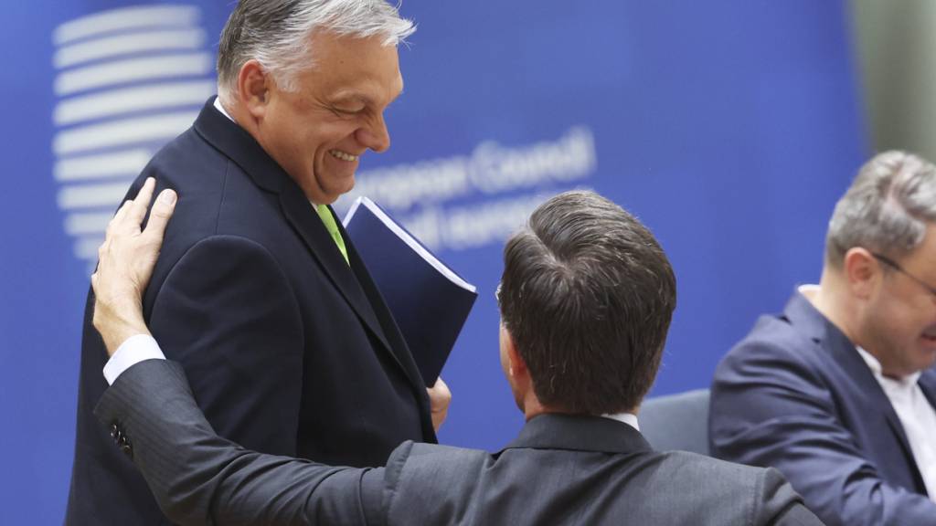 ARCHIV - Viktor Orban, links, Ministerpräsident von Ungarn, spricht mit Mark Rutte, Ministerpräsident der Niederlande, während eines Treffens am Rande eines EU-Gipfels im Juni 2023. Foto: Geert Vanden Wijngaert/AP/dpa