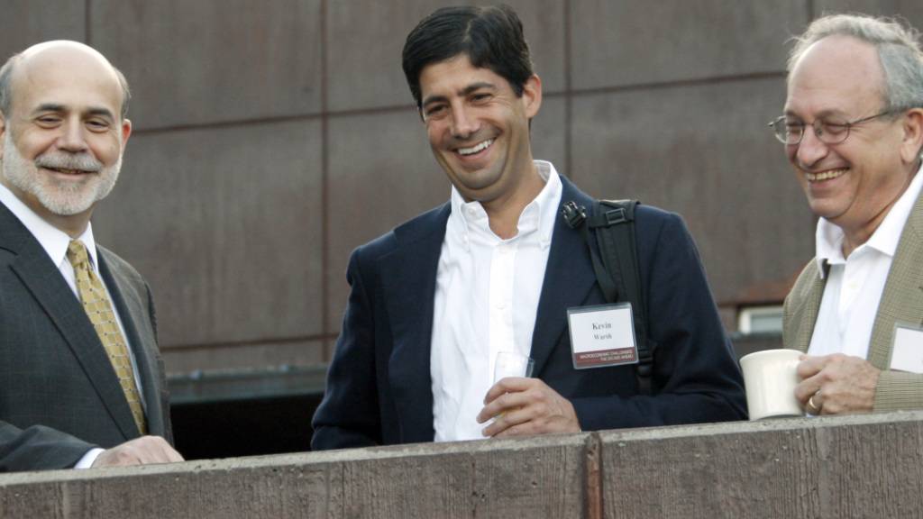 US-Präsident Donald Trump hat den früheren Fed-Gouverneur Kevin Warsh als Nachfolger für US-Notenbank-Chef Jerome Powell vorgeschlagen. Der US-Senat muss Trumps Kandidaten noch bestätigen. (Archivbild von 2010. Kevin Warsh ist in der Mitte)