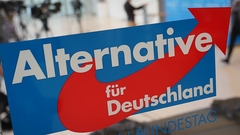 Das AfD Logo am Eingang zum Fraktionssaal der AfD im Deutschen Bundestag. Foto: Michael Kappeler/dpa