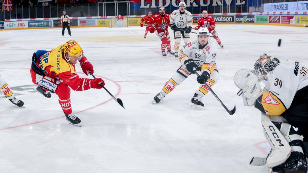 Malte Strömwall scheitert zwar hier, verwandelt aber seinen Penalty und verhilft Rapperswil-Jona zum Sieg