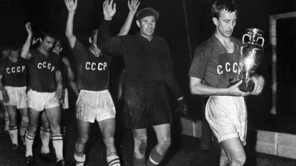 Die Mannschaft der Sowjetunion nach ihrem Sieg am 10. Juli 1960 im Final in Paris gegen Jugoslawien