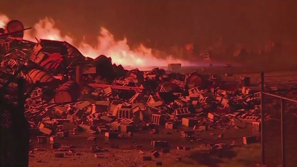 Hier fallen 45'000 Whiskey-Fässer den Flammen zum Opfer