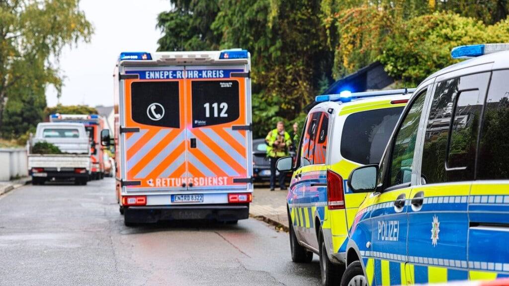 dpatopbilder - Ein Krankenwagen steht vor Einsatzwagen der Polizei auf einer Straße. Die neu gewählte Bürgermeisterin von Herdecke, Iris Stalzer (SPD), ist lebensgefährlich verletzt in ihrer Wohnung gefunden worden. Sie habe mehrere Messerstiche erlitten, hieß es aus Sicherheitskreisen. Foto: Alex Talash/dpa