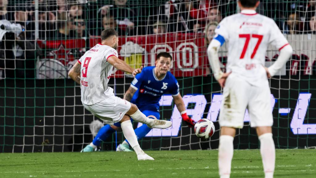 Die entscheidende Szene in der Schlussphase: Roman Buess scheitert mit seinem Penalty an Yverdons Goalie Kevin Martin