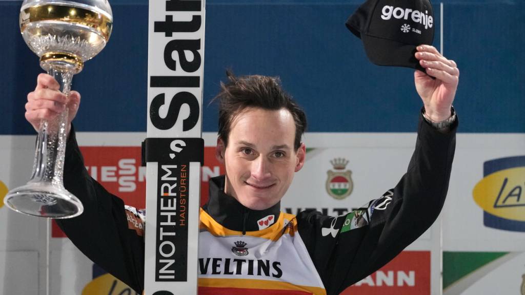 Domen Prevc posiert für die Kameras