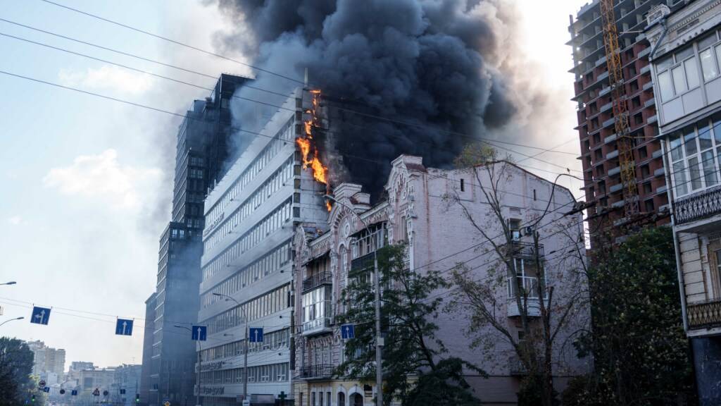 dpatopbilder - Ein Krankenhaus brennt nach einem russischen Drohnenangriff auf die Innenstadt von Kiew. Foto: Evgeniy Maloletka/AP/dpa