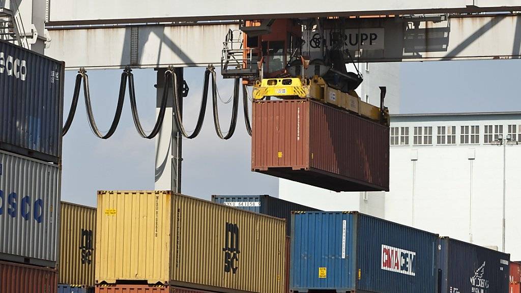 Container werden am Hafen Kleinhüningen in Basel verladen. Die Erholung des Wachstums verschiedener europäischer Länder hat positive Auswirkungen auf den Schweizer Aussenhandel. (Archivbild)