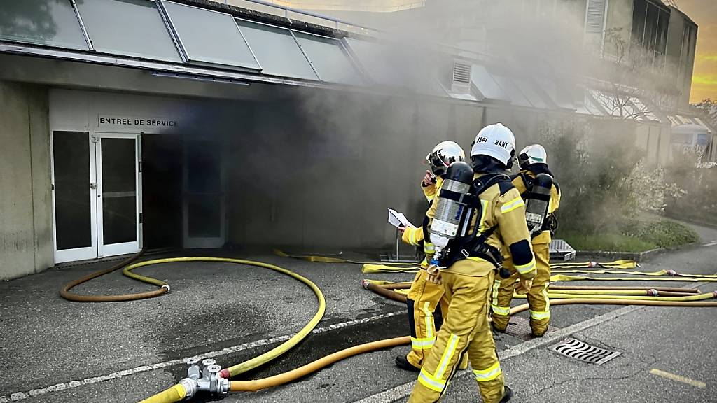 Aufgrund eines Brandes am frühen Donnerstagabend sind 19 Patienten aus dem Spital Bellerive in Collonge-Bellerive GE evakuiert worden. Laut dem Genfer Brand- und Rettungsdienst (SIS) gab es keine Verletzten.