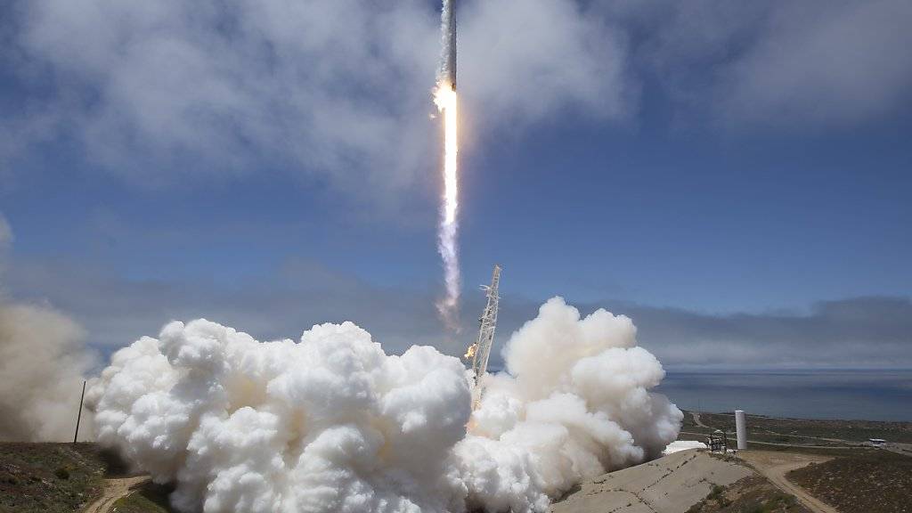 Eine Space X Falcon 9 Rakete transportiert  zwei Satelliten zur Erdvermessung ins All (Foto:Bill Ingalls/NASA via AP)