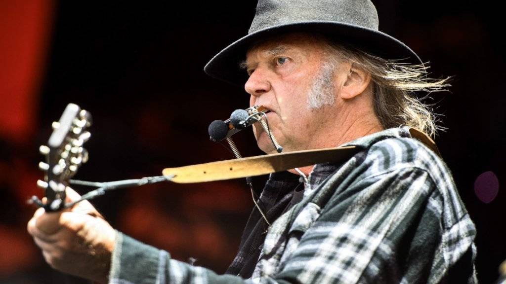 Neil Young, hier bei einem Konzert in Roskilde vor ein paar Tagen, begeisterte am Dienstagabend das vollbesetzte Auditorium Stravinski in Montreux.(Archivbild; Fotoagenturen war es in Montreux nicht erlaubt, Aufnahmen zu machen)