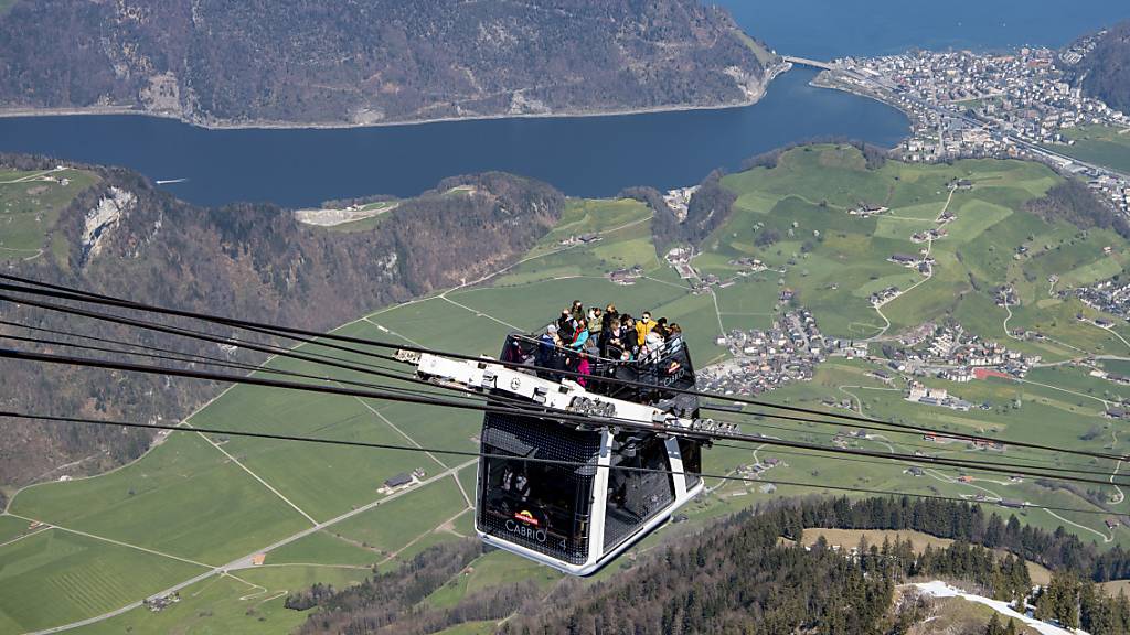 Schweizer Seilbahnen wie hier am Stanserhorn hoffen im Sommer auf viele einheimische Gäste. Denn aus Übersee werden in der Schweiz nach wie vor kaum Touristen erwartet.(Archivbild)
