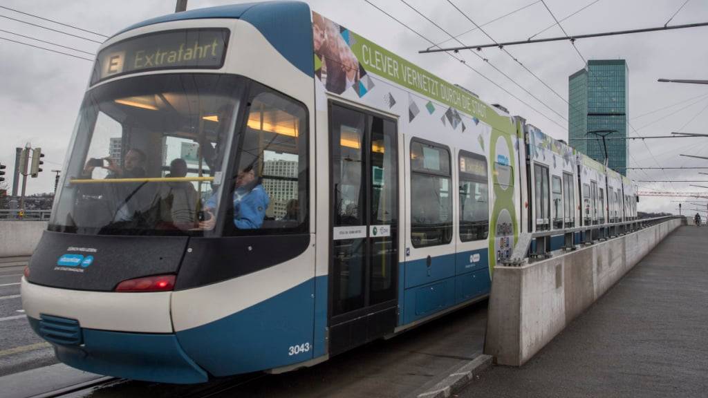 Von einem Tram dieses Typs wurde die 85-jährige Frau am Samstagnachmittag erfasst. (Archivbild)