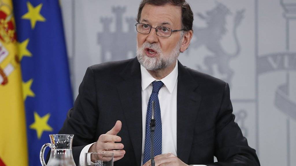 Rajoy steht nach Gerichtsurteilen in einem Korruptionsskandal gegen seine Partei unter massivem Druck. Die Opposition fordert Neuwahlen.