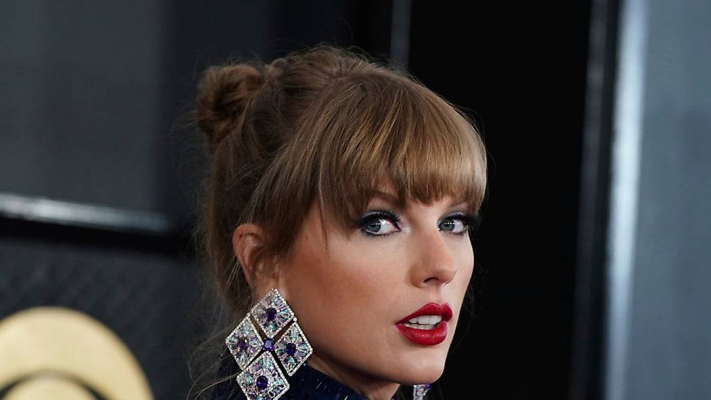 ARCHIV - Taylor Swift, US-Musikerin, kommt zur Verleihung der 65. Grammy Awards. Foto: Jordan Strauss/AP/dpa