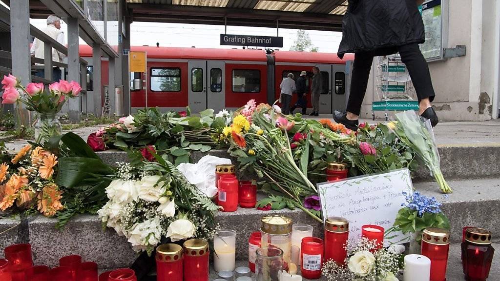 Viele Menschen gedachten in Grafing der Opfer. Vor dem Bahnhof lagen Dutzende Blumensträusse, es brannten Kerzen.