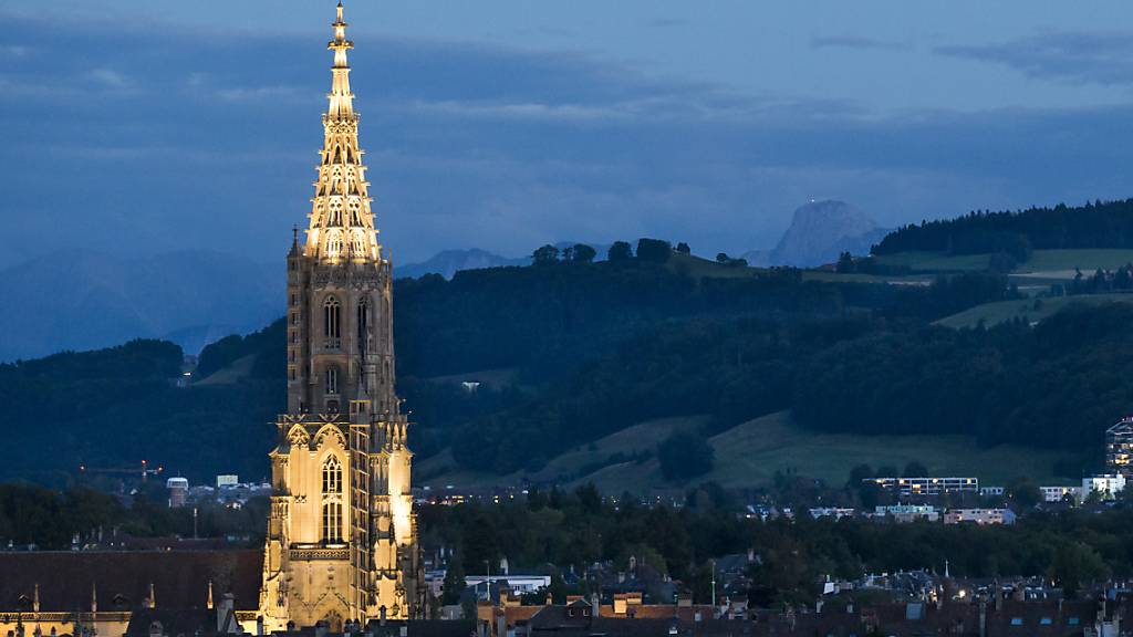 Berner Münster: Auch in mehrheitlich protestantischen Gebieten wenden sich die Menschen von der Kirche ab. (Themenbild)