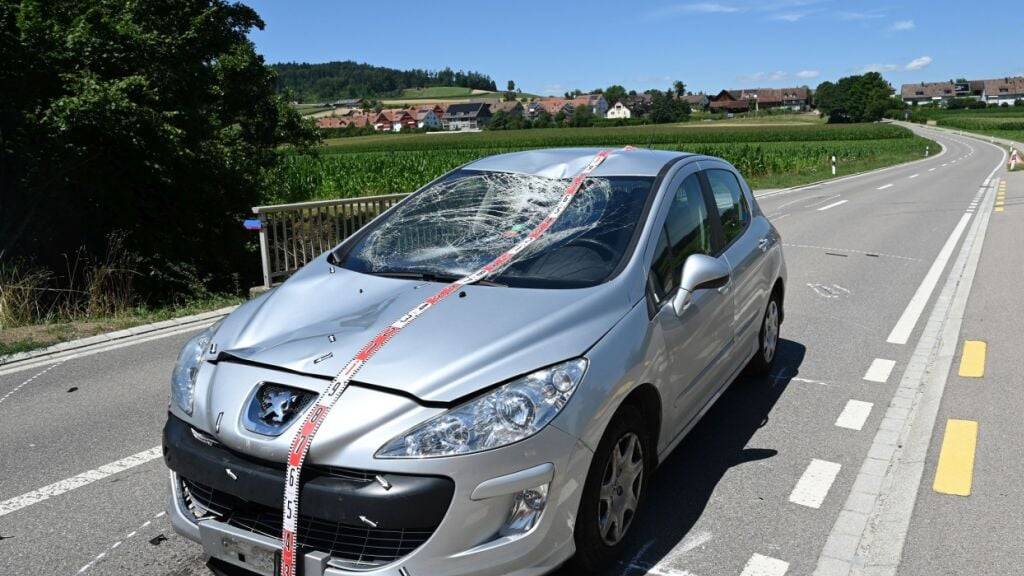 Schäden am Unfallauto zeugen von der Heftigkeit der Kollision.