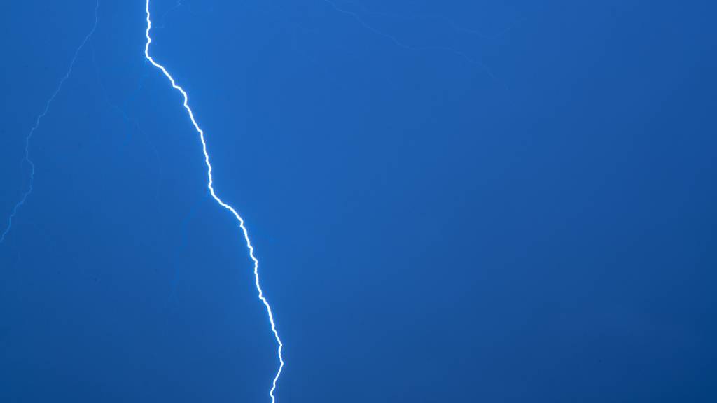 Bei einem starken Gewitter sind am Montag 21 Schafe wegen eines Blitzeinschlags getötet worden. (Archivbild)