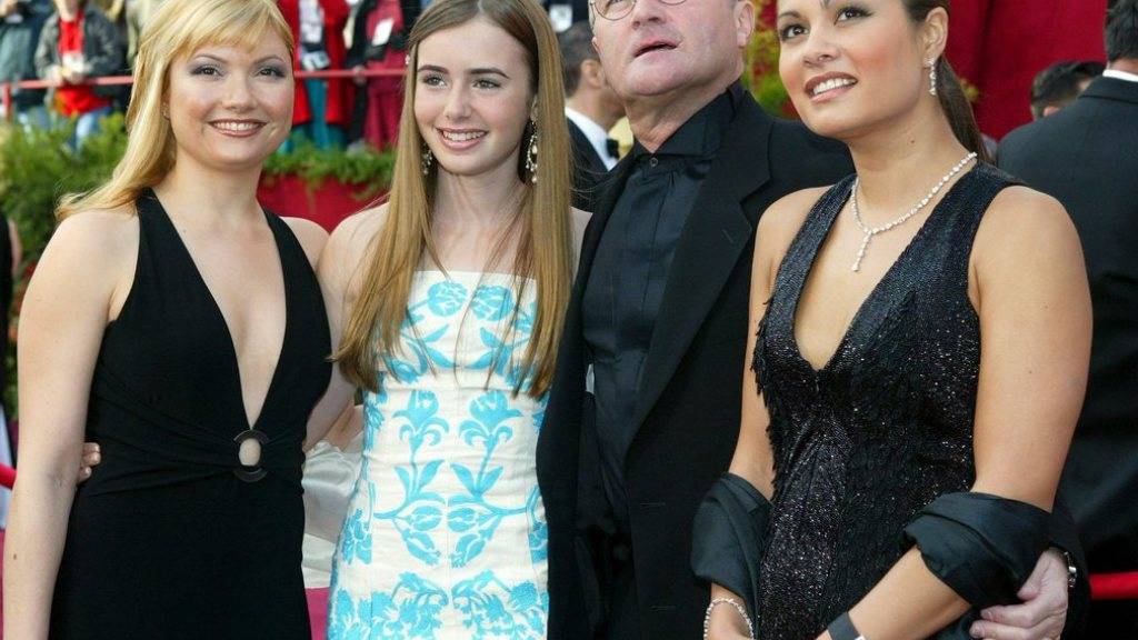 Phil Collins (2.v.r.) posiert 2004 mit seiner damaligen Frau Andrea Bertorelli (r) und ihren zwei Töchtern in Hollywood (Archiv)