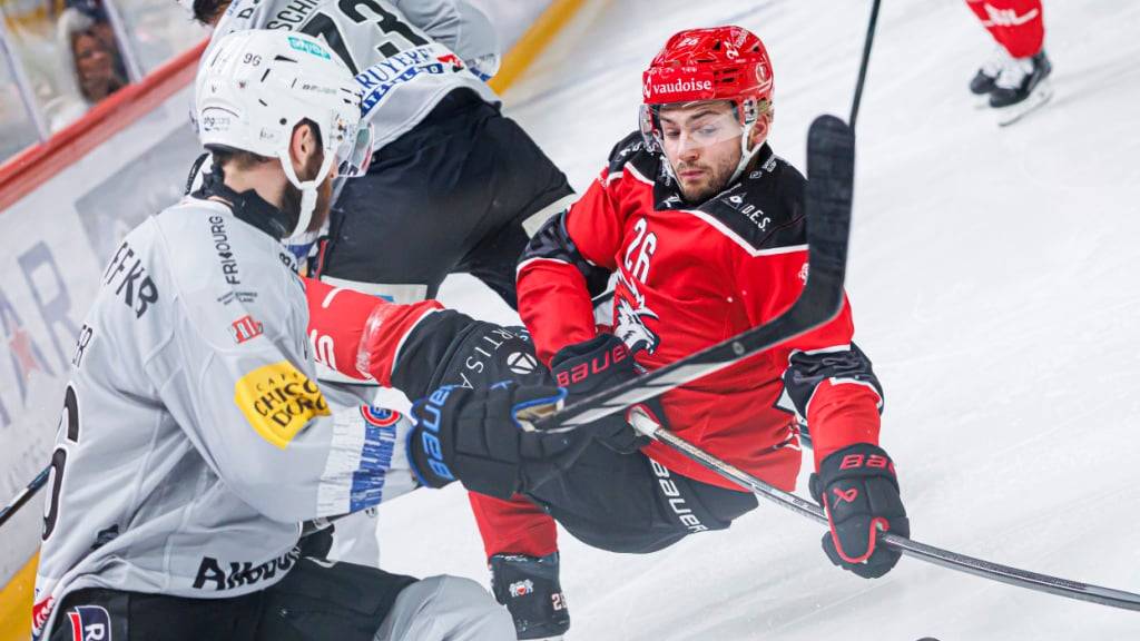 Andrea Glauser (in weiss im Vordergrund) vom HC Fribourg-Gottéron verletzte sich am Freitag beim zweiten Saisonspiel in Lausanne