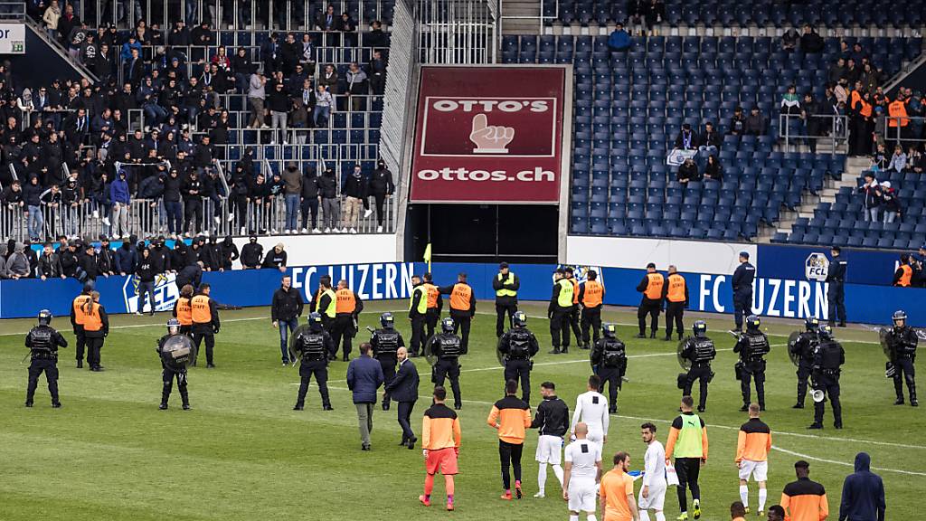 Ein Polizeieinsatz gegen Hooligans im FCL-Stadion: Der neue Meisterschaftsmodus dürfte den Sicherheitsaufwand erhöhen. (Archivbild)