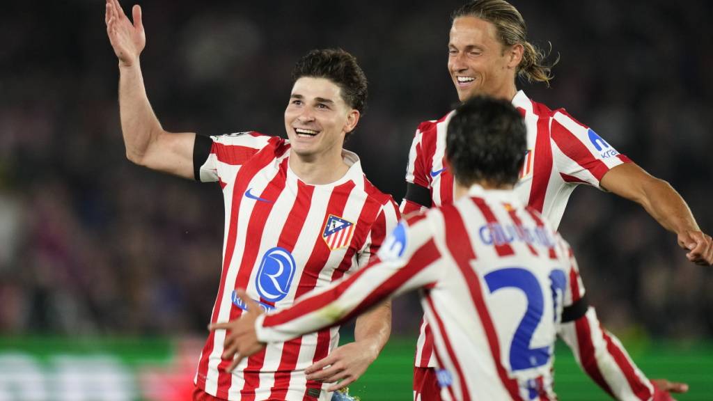 Traumtor und seltener Auswärtssieg in Barcelona: Atléticos Julian Alvarez (li.) jubelt mit seinen Teamkollegen