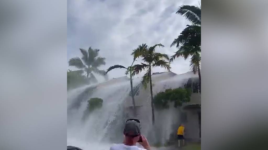 Monster-Wellen auf Hawaii überrollen Wohnhäuser und crashen Hochzeit