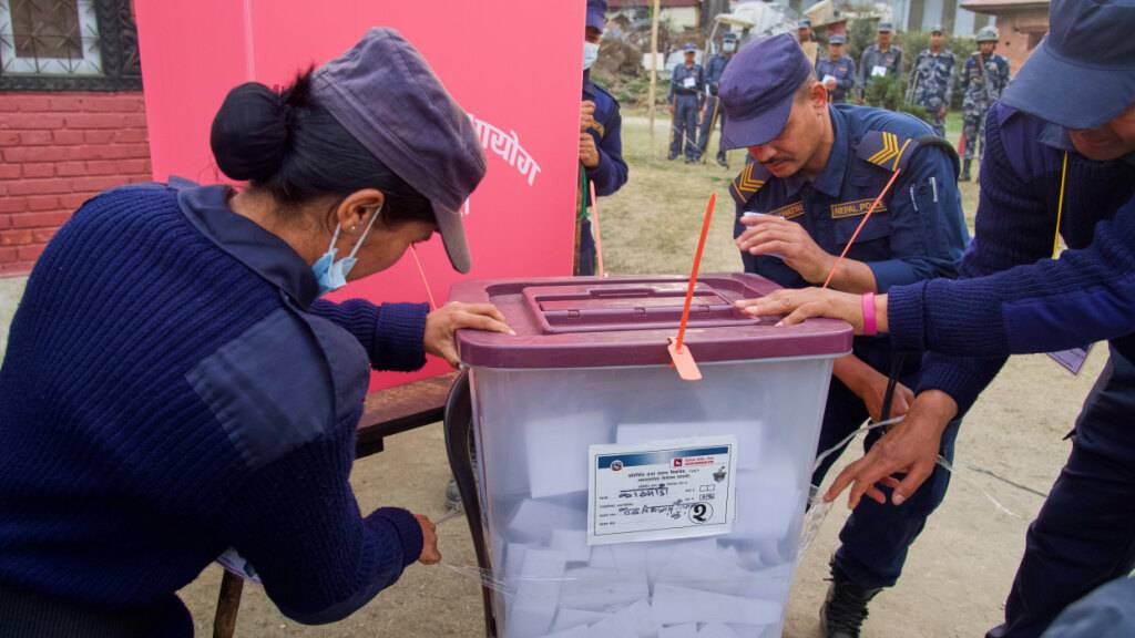 Polizisten schließen eine Wahlurne am Ende der Stimmabgabe während der Parlamentswahlen in Kathmandu in Nepal. Foto: Niranjan Shrestha/AP/dpa