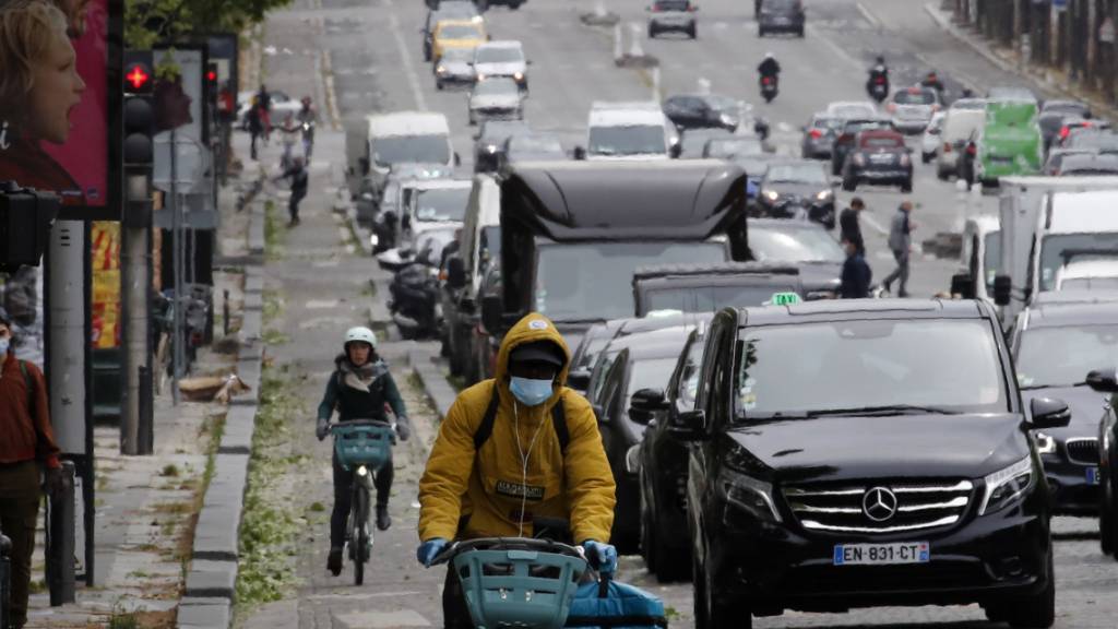 Paris erwacht: Verkehr auf den Champs Elysée am Montagmorgen. Erstmals dürfen Französinnen und Franzosen wieder ohne Passierschein auf die Strasse-