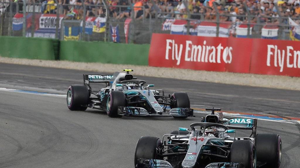Lewis Hamilton liegt vor seinem Teamkollegen Valtteri Bottas und feiert seinen 66. GP-Sieg