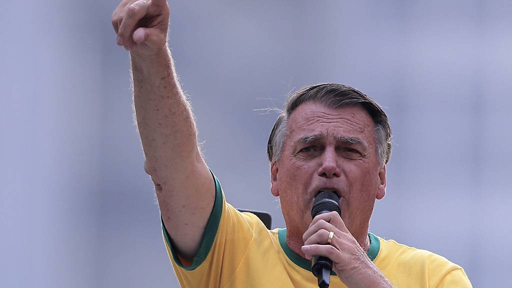 Der ehemalige brasilianische Präsident Jair Bolsonaro spricht zu Anhängern während einer Demonstration, bei der die Amtsenthebung des Ministers des Obersten Gerichtshofs De Moraes gefordert wird, der kürzlich eine landesweite Sperre für die Social-Media-Plattform X verhängt hat. Foto: Ettore Chiereguini/AP/dpa