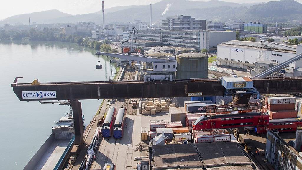 Die Schweizer Wirtschaft dürfte 2017 von steigenden Exporten profitieren. (Archivbild Rheinhafen)