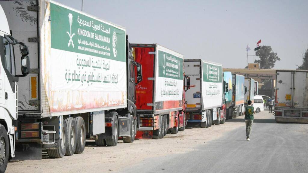 Lastwagen mit Hilfsgütern stehen am Grenzübergang Rafah in Richtung Gazastreifen. Foto: ---/Saudi Press Agency/dpa