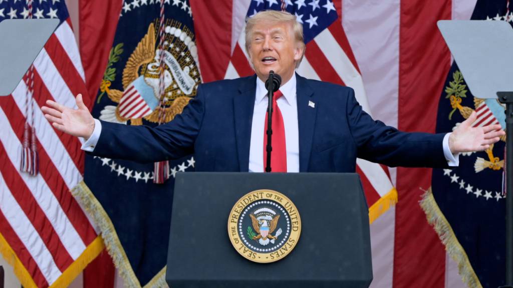 ARCHIV - US-Präsident Donald Trump spricht während einer Zeremonie am Memorial Day auf dem Arlington National Cemetery. Der Memorial Day fällt mit den Feierlichkeiten zum 250-jährigen Bestehen der USA zusammen. Foto: Rod Lamkey/AP/dpa