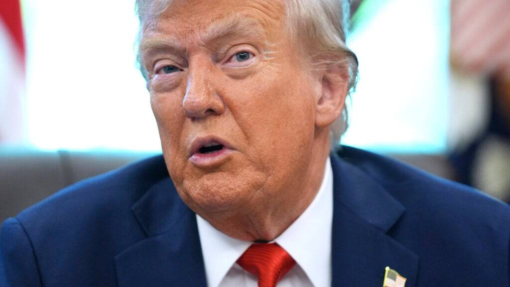US-Präsident Donald Trump spricht bei der Unterzeichnung von Durchführungsverordnungen im Oval Office des Weißen Hauses. Foto: Evan Vucci/AP/dpa