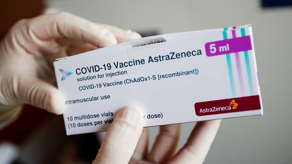 Eine Packung des Corona-Impfstoffs von AstraZeneca, aufgenommen in einer Arztpraxis. Foto: Hannibal Hanschke/Reuters/Pool/dpa