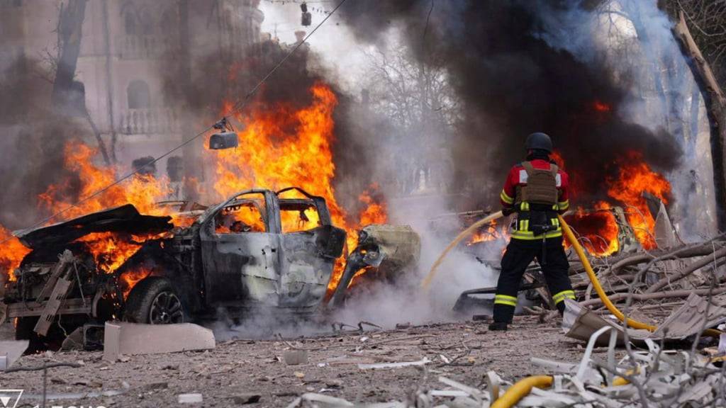 HANDOUT - Auf diesem vom ukrainischen Katastrophenschutz zur Verfügung gestellten Foto löschen Feuerwehrleute das Feuer nach dem russischen Raketenangriff, bei dem mehrere Zivilisten getötet wurden. Foto: Uncredited/Ukrainian Emergency Service via AP/dpa - ACHTUNG: Nur zur redaktionellen Verwendung und nur mit vollständiger Nennung des vorstehenden Credits