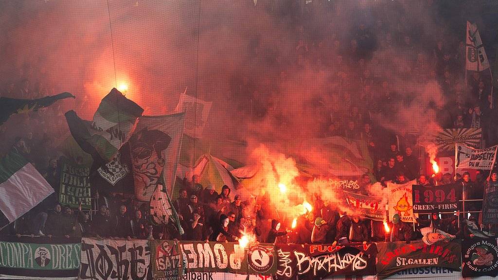 FCSG-Fans steigen auf Gleise und zünden Pyros - FM1Today