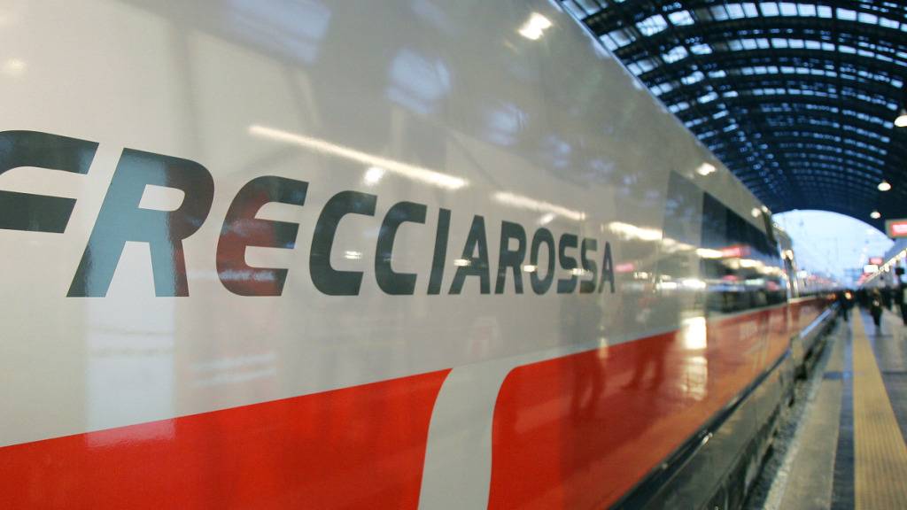 Ein italienischer Hochgeschwindigkeitszug des Typs Frecciarossa im Bahnhof von Mailand. (Archivbild)