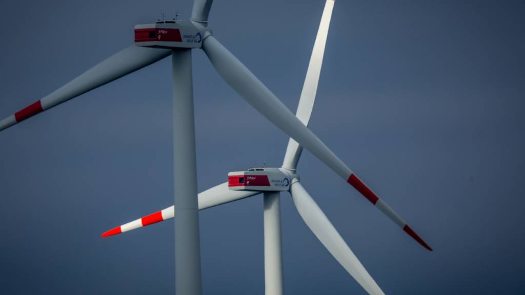 Die Rotoren von Windkraftanlagen drehen sich in einem Windpark. Die Energie aus Wind zählt als saubere Energie und gilt als klimafreundlich. Auch im Kanton Glarus sind Windräder ein Thema. (Archivbild)