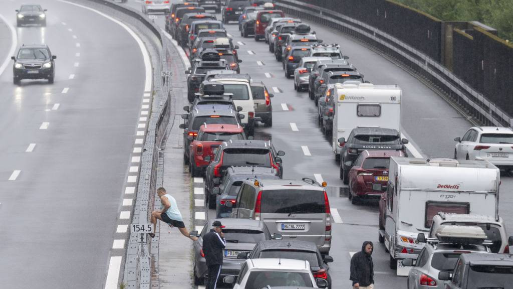 Auch an diesem Samstag staut sich der Verkehr vor dem Nordportal des Gotthard-Tunnels. (Archivbild)