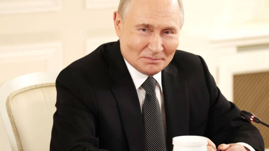 Der russische Präsident Wladimir Putin hört einer Frage von Vertretern internationaler Nachrichtenagenturen am Rande des 28. Internationalen Wirtschaftsforums in St. Petersburg zu. Foto: Vyacheslav Prokofyev/Kremlin Pool/Planet Pix via ZUMA Press Wire/dpa