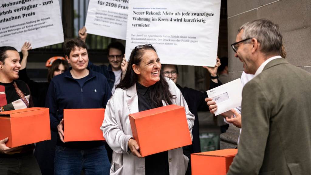 SP-Nationalrätin Jacqueline Badran (2. von rechts) überreichte dem Zürcher Stadtschreiber Thomas Bolleter (rechts) am Donnerstag zusammen mit weiteren Unterstützerinnen und Unterstützer der «Wohnraum schützen»-Initiative mehr als 4000 Unterschriften.