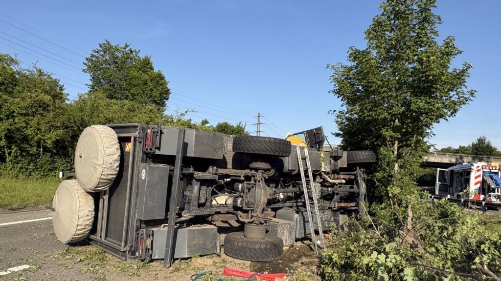 Das Wohnmobil überschlug sich und lag schliesslich auf der Seite.