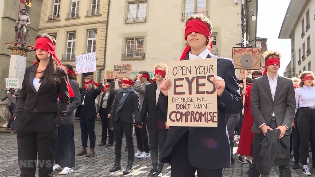 Hunderte fordern Klimanotstand vor Rathaus