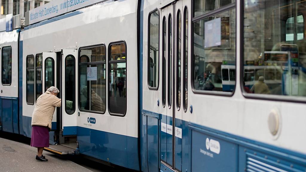 Der Einklemmschutz bei den Türen des Tram 2000 hat Schwächen. Einem Mann wurde das letztes Jahr zum Verhängnis. Er wurde mit eingeklemmten Fuss 80 Meter mitgeschleift. (Symbolbild)