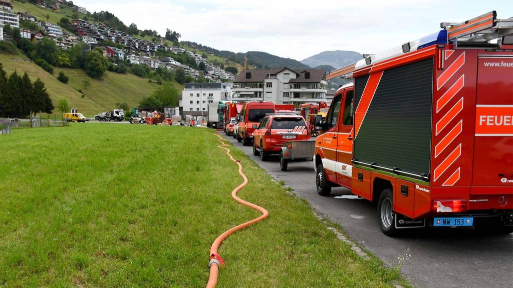 Lastwagen verliert ätzende Flüssigkeit in Ennetbürgen